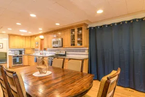 Image of Sleeps 10, Lovely neighborhood, Minutes to SLC
