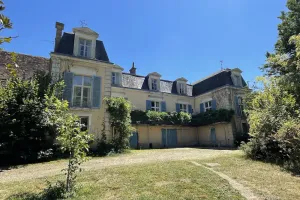 Image of Beautiful 6 bedroom house with pool & large garden