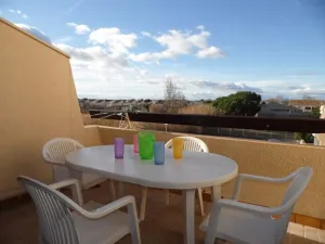 Image of Spacious Studio Cabin Mezzanine, 4-6 Sleeps, Balcony, Private Parking, Pool Access