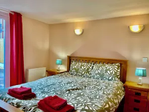 Image of Immaculate hi-spec apartment, sleeps 6. Free wifi, secure garden, free parking.