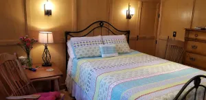 Image of Private Upper Room w\/large soaking tub\/shower with view of 7 Sisters Mountains!