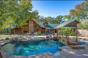 Image of Large Family ~ Reunions ~ Retreats ~ First Monday ~ Pool ~ Pet Friendly !