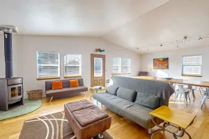 Image of Luxurious house w\/ great room, woodstove & beach nearby - dogs OK