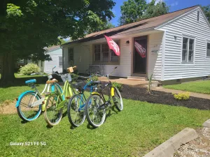 Image of The Bread & Butter-Near IU-2 Kings-1 Qu.-7 Parking Spaces and Bicycles!