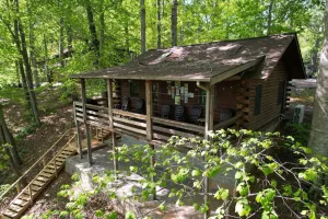 Image of This cabin is a 2 bedroom(s), 1 bathrooms, located in Union Hall, VA.