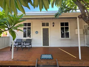 Image of Lola’s Cottage is a 2 bedroom cottage close to the shops and main part of town.