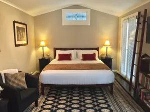 Image of Private studio with garden deck & luxury king size bed
