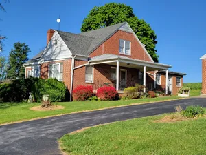 Image of Richard's Fruit Market farm house.