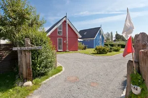 Image of detached holiday home in the second row