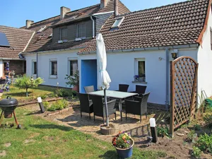 Image of family friendly apartment with large garden - apartment