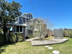 Image of Mosby's Manor:  Eclectic design, unique interior, distant sound views.