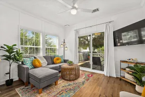 Image of Treetop Cottage - 3 blocks from Historic District