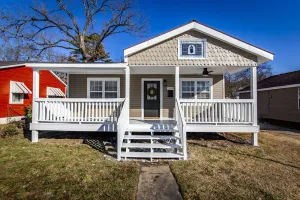 Image of Quaint bungalow minutes from shopping, dining and downtown!