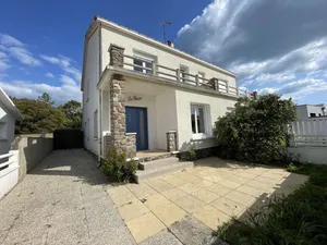 Image of Renovated Beachside House, 4BR, Sleeps 10, Garden, BBQ, Free WiFi, Parking