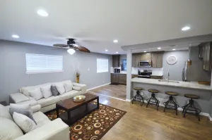 Image of 5bdrms; 6King beds, 2kitchens, 2lvrms; Near Shops & Dining; 1block to Starbucks!