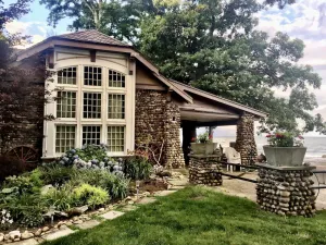 Image of Beachfront Historical home 1Br\/1Ba apt on Lake Erie w\/ Balcony, WiFi, Streaming
