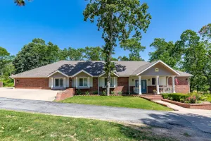 Image of 6 Bed\/4 Bath Lake House with Access to Pool, Boat Slips and Boat Rental