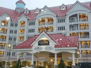 Image of Riverwalk Resort at Loon Mountain with balcony & mountain view