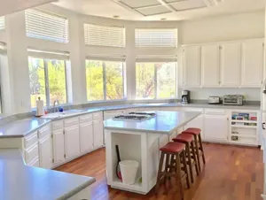 Image of Bright, Spacious and sparkling clean 3 bed 2 bath