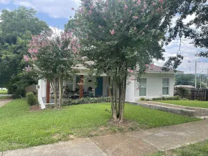 Image of Perfectly located cottage in the heart of town! Walk to everything!