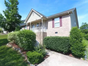 Image of 20 mins to Nashville, fenced yard included