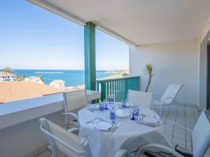 Image of Modern apartment with shared pool