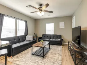 Image of Sleek 1 Bd Remodeled Apt. In the heart of Downtown