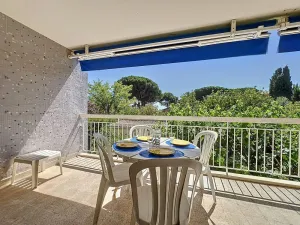 Image of Appartement T2 avec Terrasse - Accès Direct Plage des Lecques, Parking, Équipé pour 2-4 Personnes - FR-1-770-8