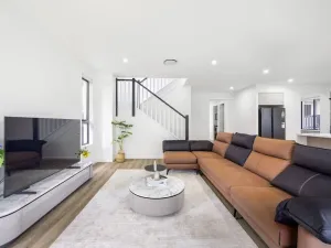 Image of Modern Elegance Spacious 5BR Retreat in Rochedale
