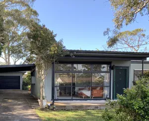 Image of Quintessential Aussie holiday home nested between beach and bay.
