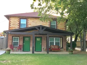 Image of Bunk House on Elm in Historic Old Town Area of Arlington, Walk to AT&T Stadium
