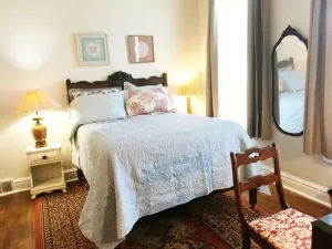 Image of Hillsdale Victorian Studio w kitchenette Wifi TV , Queen Bed and Twin Bed