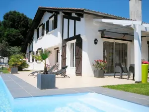 Image of Grande Villa Avec Piscine Chauffée Dans un Espace Sécurisé