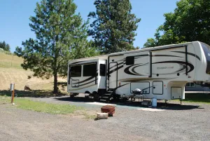 Image of 2019 40' 5th wheel on quiet property in the country with spectacular river views