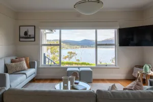 Image of A luxurious Hamptons estate with stunning Cygnet Bay views.