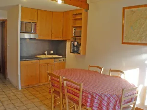 Image of Charming mezzanine apartment with balcony, parking, and ski locker
