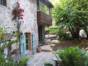 Image of L'Oublière gite on the banks of the Sèvre, a stone's throw from the tourist town of Clisson.