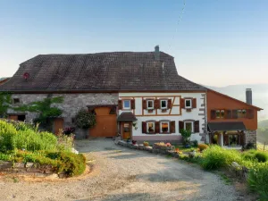 Image of Maison pittoresque à Sainte-Croix-aux-Mines, vue sur la montagne