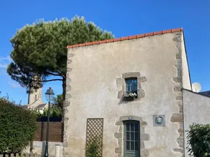Image of Charming Renovated Cottage Near Beaches and Shops with Private Garden and Modern Amenities