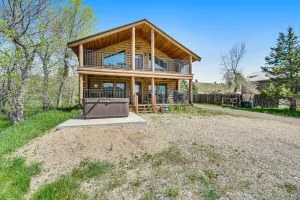 Image of Classic home w\/loft, private hot tub, 2 fireplaces, gas grill, W\/D, large deck