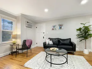Image of Fun & Charming 1br Apt Near Drake