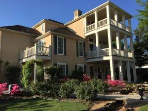 Image of 10 Minutes from Downtown Memphis -  Southern Luxury in this Spacious Home