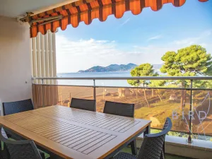 Image of Vue Mer et Esterel Cannes just next to the beach
