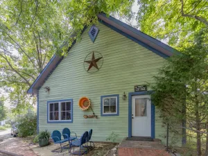 Image of Eclectic & Spacious Guest Cottage (walk to downtown\/pet friendly)