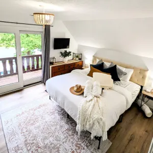 Image of Spacious FiveStar Lakefront Retreat-4BR\/4BA w\/HotTub,GameRoom, FirePit, SUP