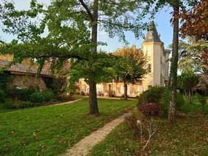 Image of Quiet house with swimming pool surrounded by its park