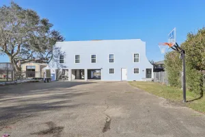 Image of Only 45 Minutes From Downtown New Orleans Is A Vacationers Bayou Paradise.