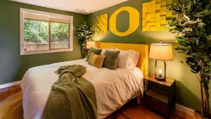 Image of Walk to U of O! View with 2 decks\/firepit\/comfy!
