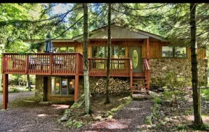 Image of Sunny and bright split rock cottage