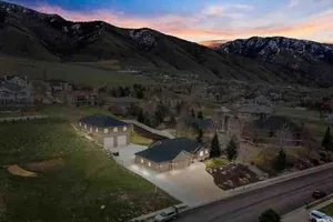 Image of Family Fun with Adventure AND Relaxation! Fun Factory, Hot Tub, and Style Galore
